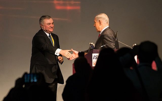 IBM's Steve Mills (L.) greets Prime Minister Benjamin Netanyahu on stage at CyberTech 2014 (Photo credit: Dan Machlis)