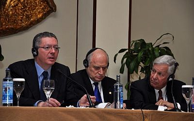 Spanish Minister of Justice Alberto Ruíz Gallardon, left, Malcolm Hoenlein and Robert Sugarman at Madrid’s Intercontinental Hotel, Feb. 12, 2014. (Fuenta Latina/JTA)