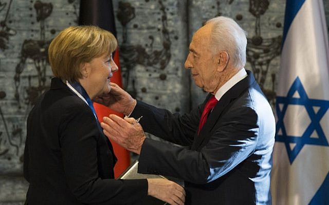 President Shimon Peres awards German Chancellor Angela Merkel the Presidential Medal of Distinction for her commitment to German-Israeli friendship, at the President's Residence in Jerusalem, 25 February 2014. (Yonatan Sindel/Flash90)