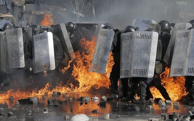 Riot police clash with anti-government protesters outside Ukraine's parliament in Kiev, Ukraine, Tuesday, Feb. 18, 2014. (AP Photo/Efrem Lukatsky)