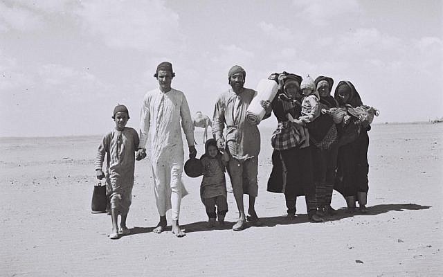 Yemenite Jews walking to Aden, the site of a reception camp, ahead of their emigration to Israel, 1949. (Kluger Zoltan/Israeli National Photo Archive/public domain)