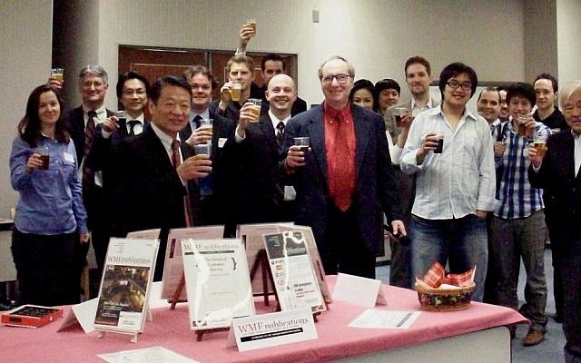 Professor Kenneth Grossberg (Center) with members of the Waseda Marketing Forum (Photo credit: Courtesy)
