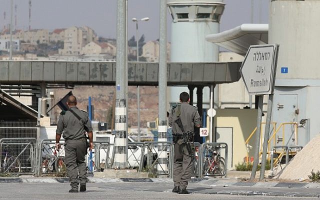 Illustrative: Border Police at the Qalandiya checkpoint, October 23, 2012 (Oren Nahshon/Flash90)