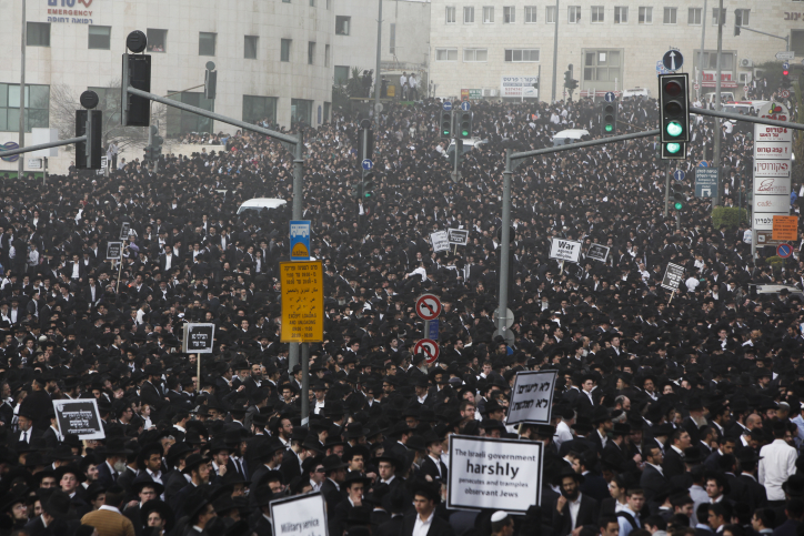 Hundreds of thousands gather in Jerusalem on Sunday, March 2, 2014, to protest the emerging draft law (photo credit: Yonatan Sindel/Flash 90)