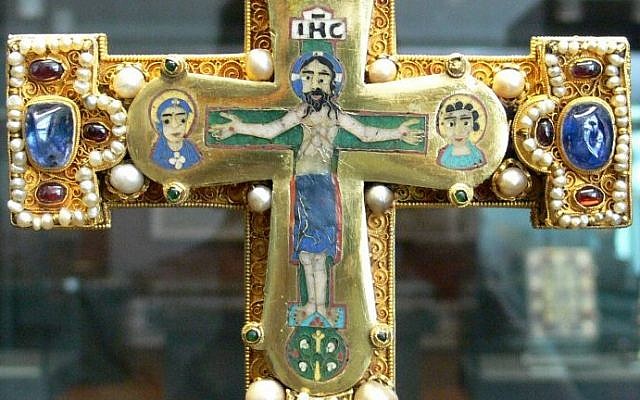 Close-up of a ornate cross found in the Guelph Treasure (photo credit: CC BY Wikipedia)