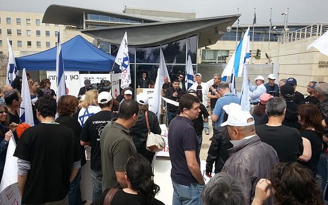 Striking workers outside the Foreign Ministry in Jerusalem, on March 25, 2104. (photo credit: courtesy)