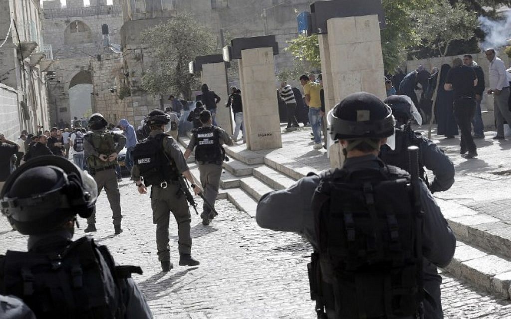 Israeli police clash with Palestinians outside the al-Aqsa mosque compound in the Old City of Jerusalem on Wednesday, April 16, 2014. (photo credit: AFP/Ahmad Gharabli)