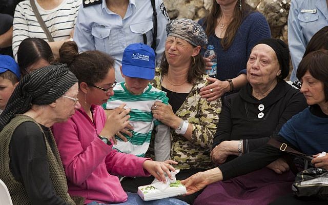 The funeral of Baruch Mizrahi, 47, who was shot while driving on a road near Hebron in the West Bank on Passover eve, at the Mount Herzl cemetery in Jerusalem on April 16, 2014. His widow Hadas is at center (Photo credit: Yonatan Sindel/Flash90)
