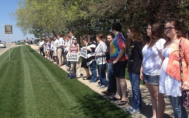 Kansas City residents form 'angel wall' outside funeral of victims killed in April 2014's shooting in Overland Park, KS. (photo credit: Mendel Segal)