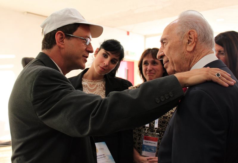 Yosef Abramowitz meets with President Shimon Peres in Jerusalem. In the background, Sarah Silverman and Rabbi Susan Silverman (photo credit: Amy Tzvi)