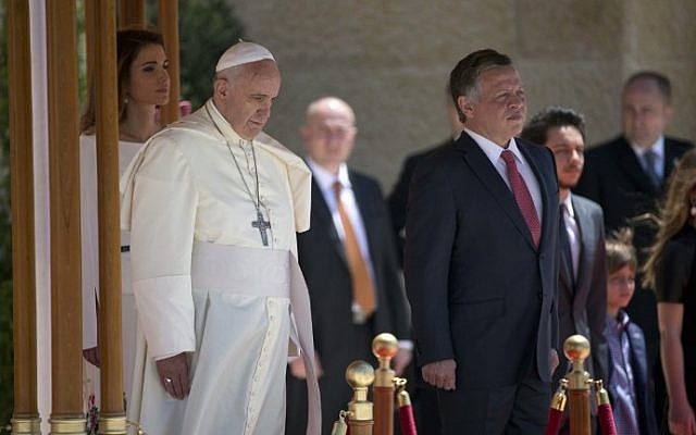 Pope Francis (2nd-L) is greeted by Jordan's King Abdullah II (R) and his wife Queen Rania (L) at the Royal Palace in Amman on Saturday, May 24, 2014. (Andrew Medichini/AFP)