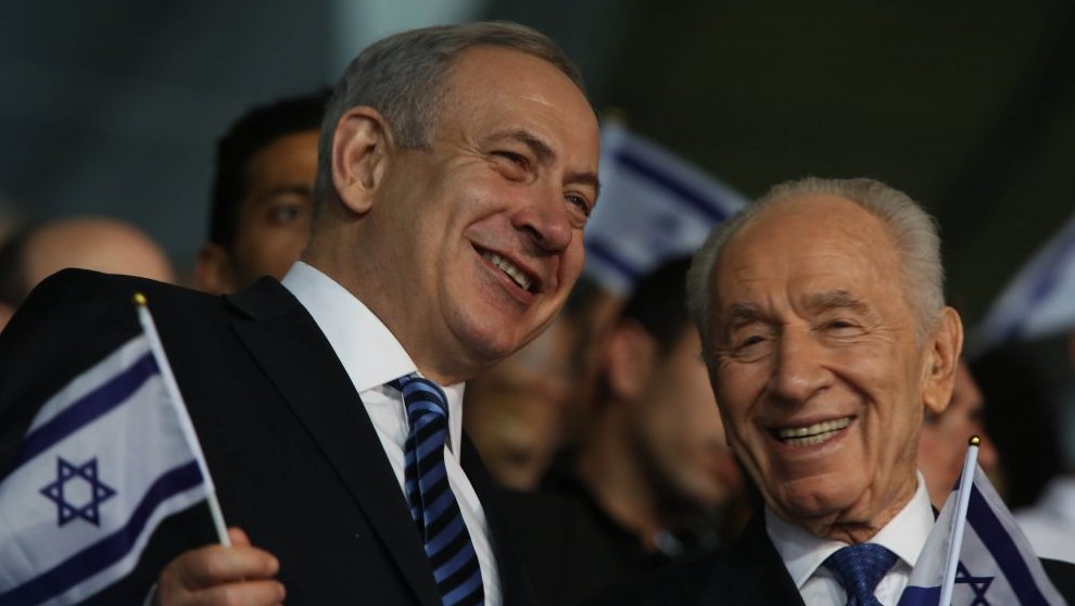 Prime Minister Benjamin Netanyahu (L) and President Shimon Peres at the opening ceremony of the Maccabiah Games in Jerusalem, July 18, 2013. (Photo credit: Yonatan Sindel/Flash90)