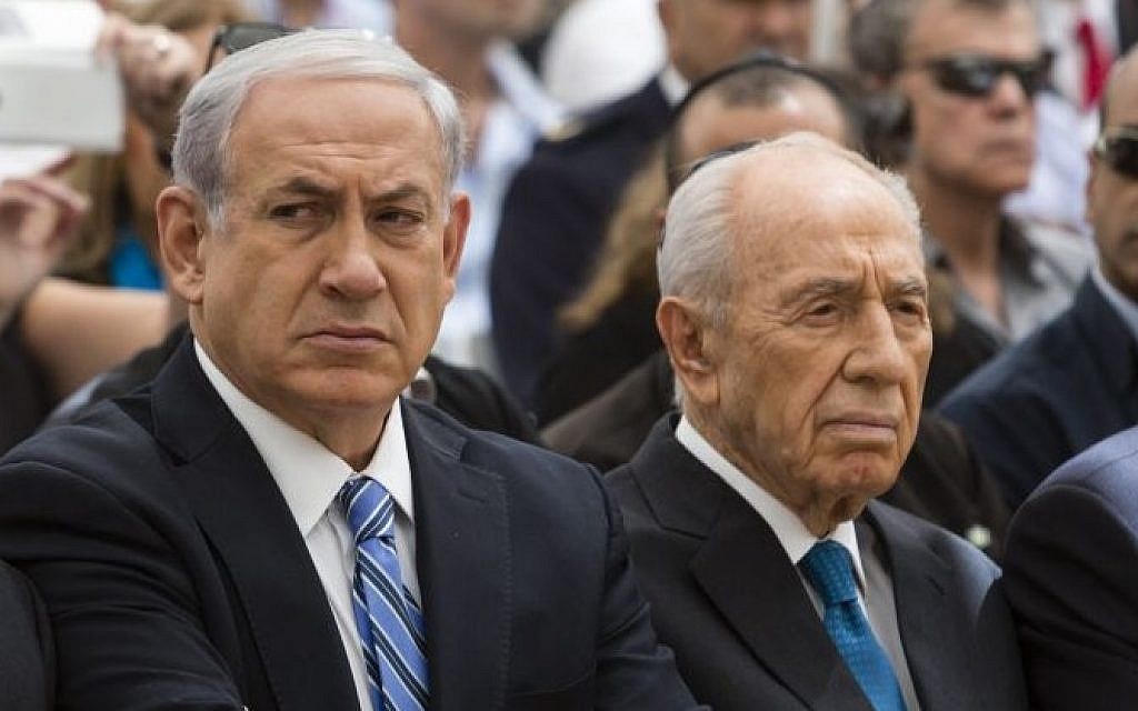 Prime Minister Benjamin Netanyahu and President Shimon Peres seen during a ceremony laying a founding stone for the National Memorial Hall for IDF victims of war on Mount Herzl in Jerusalem on April 30, 2014. (Photo credit: David Vaaknini/POOL/Flash 90)