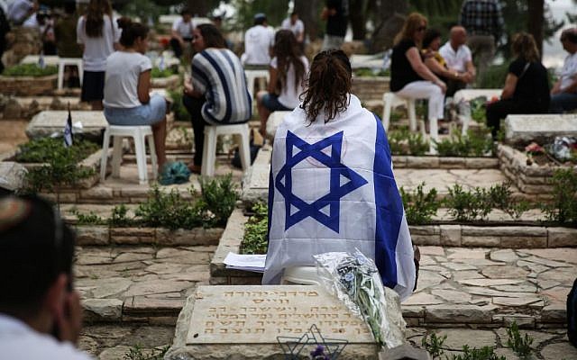 Illustrative: Israeli soldiers and bereaved families visit the graves of fallen soldiers at the Mount Herzl military cemetery in Jerusalem, May 5, 2014. (Hadas Parush/Flash90)