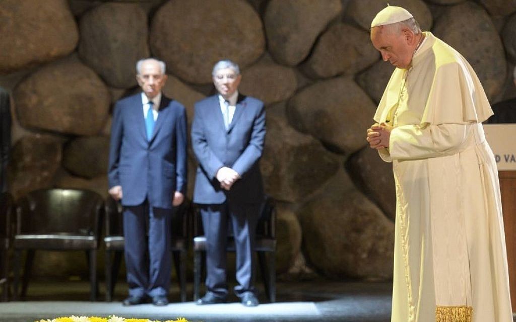 Pope Francis pauses after laying a wreath of flowers in the Hall of Remembrance at the Yad Vashem Holocaust Memorial Museum in Jerusalem on May 26, 2014. (Amos Ben Gershom/GPO/Flash90)