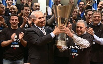 Israeli Prime Minister Benjamin Netanyahu congratulates the Israeli basketball team Maccabi Tel Aviv on May 19, 2014. Maccabi Tel Aviv won the Europe Cup in basketball with a score of 86-98 against Real Madrid, last night. (photo credit: Haim Zach/GPO/Flash90)