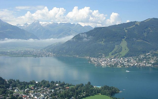 The lakeside resort town of Zell am See, in the Austrian state of Salzburg. (photo credit: Bestzeller/Wikipedia/public domain)