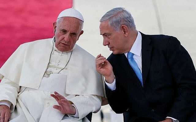 Prime Minister Benjamin Netanyahu (right) with Pope Francis at a welcoming ceremony at Ben Gurion airport, May 25, 2014 (Miriam Alster/Flash90)