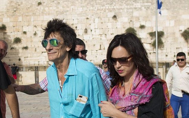 Ronnie Wood, guitarist for The Rolling Stones, visits the Western Wall before the band's 2014 concert in Tel Aviv. (Yonatan Sindel/Flash 90)
