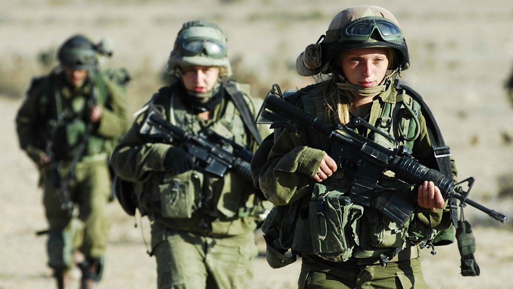 Men and women soldiers of the Caracal battalion, November 2007. (Yoni Markovitzki/IDF Spokesperson/Flash90)