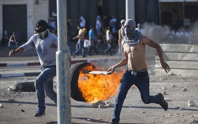 Palestinians clash with Israeli border police during the funeral of 16-year-old Palestinian teenager Mohamed Abu Khdeir in the Arab neighborhood of Shuafat, East Jerusalem on July 04, 2014.  (Photo credit: Yonatan Sindel/Flash90)