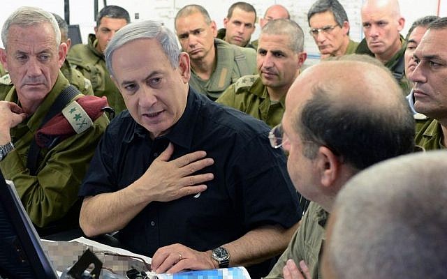Prime Minister Benjamin Netanyahu with Defense Minister Moshe Ya'alon (R) and IDF Chief of Staff Benny Gantz (L) at the Command and Control Center of the 162nd Armored Division in southern Israel, July 21, 2014. (Kobi Gideon/GPO/Flash90)