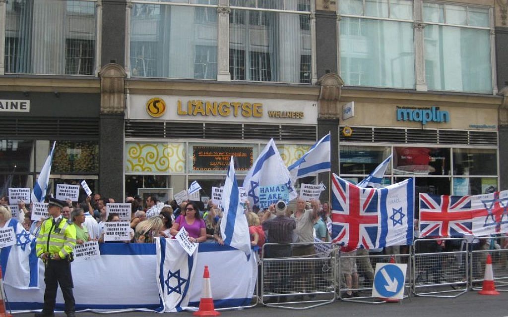 London's pro-Israel rally opposite the Israeli embassy, Sunday, July 20, 2014. (Jennifer Lipman/The Times of Israel)