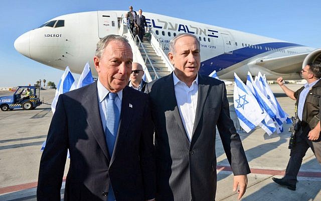 Former mayor of New York City, Michael Bloomberg (L), seen with Prime Minister Benjamin Netanyahu, as Bloomberg arrives in Israel on July 23, 2014. (Haim Zach/GPO)