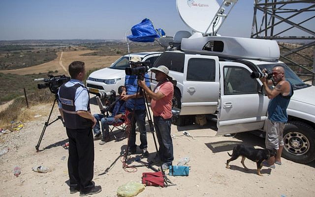Media representative broadcasting from Israel's border with Gaza, on the second day of Operation Protective Edge, July 9, 2014. (Yonatan Sindel/Flash90)
