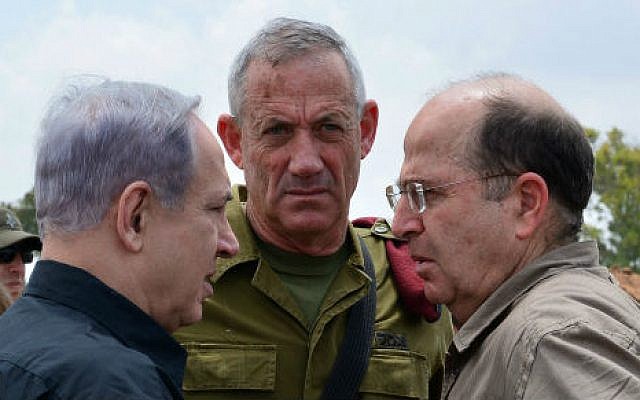 Prime Minister Benjamin Netanyahu (left) meets with then-IDF chief of staff Benny Gantz (center) and Defense Minister Moshe Ya'alon (right) in southern Israel on July 21, 2014. (Kobi Gideon/GPO/Flash90)