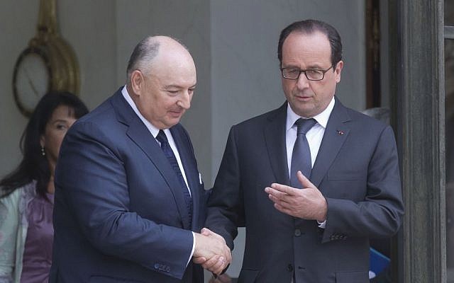 French President Francois Hollande, right, bids farewell to President of the European Jewish Congress Moshe Kantor, left, after a meeting at the Elysee Palace in Paris, Tuesday, July 8, 2014. (AP Photo/Michel Euler)