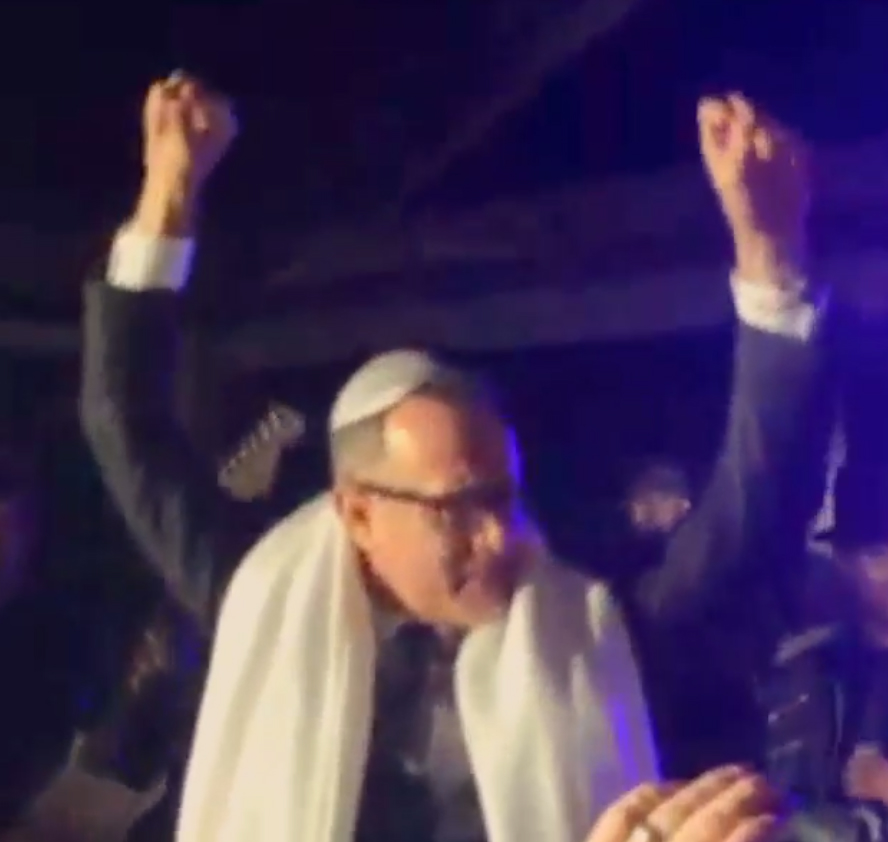 Tom Hanks dances to 'This is How We Do It' at Jewish manager's wedding. (Instagram screenshot)