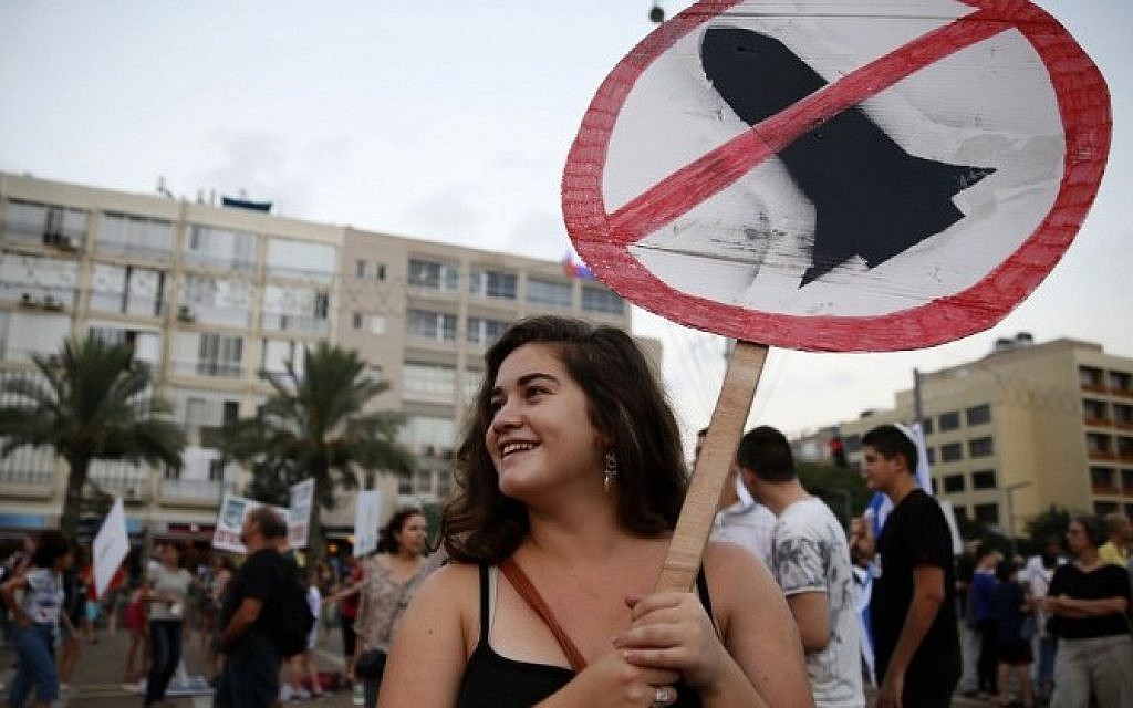 Israelis gather during a protest calling on the government and the army to end Palestinian rocket attacks from Gaza once and for all, in Tel Aviv on August 14, 2014. (Photo credit: AFP/GALI TIBBON)