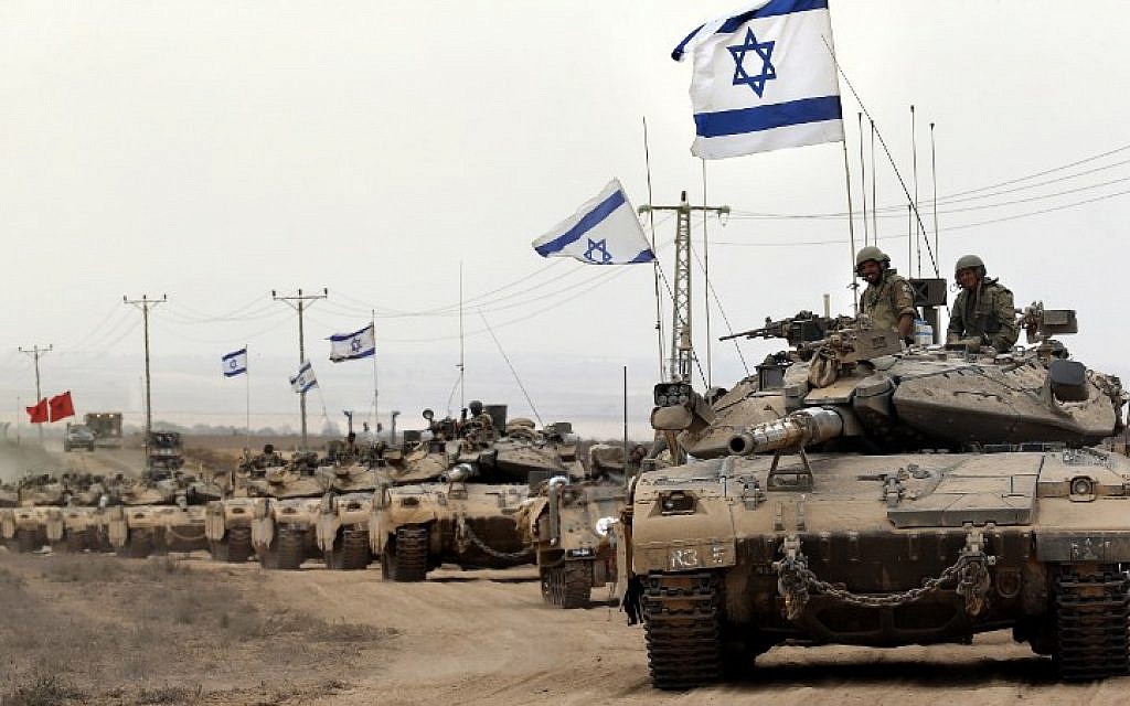 Israeli Merkava tanks drive near the border between Israel and the Gaza Strip as they return from the Hamas-controlled Palestinian coastal enclave on August 5, 2014, after Israel announced that all of its troops had withdrawn from the Gaza Strip. (AFP/THOMAS COEX)
