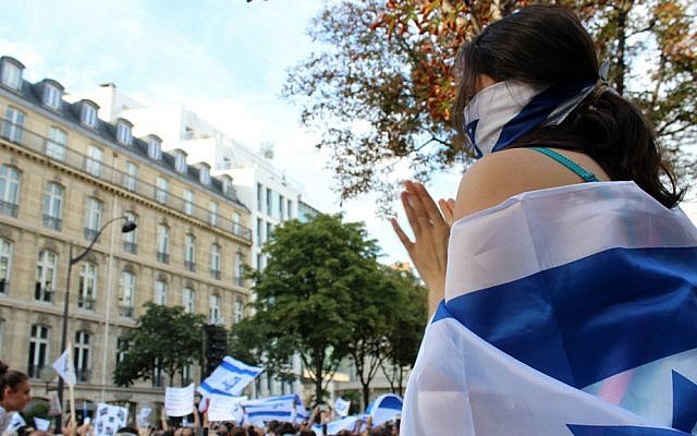 A pro-Israel rally in front of the Paris Israeli embassy on July 31, 2014. (Glenn Cloarec/The Times of Israel)
