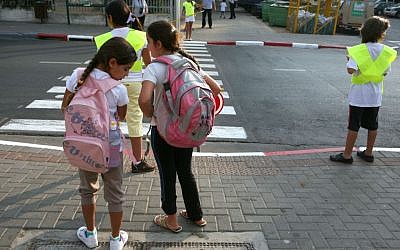 Illustrative image of Israeli schoolchildren waiting to cross a street. (photo: Liron Almog / Flash 90)