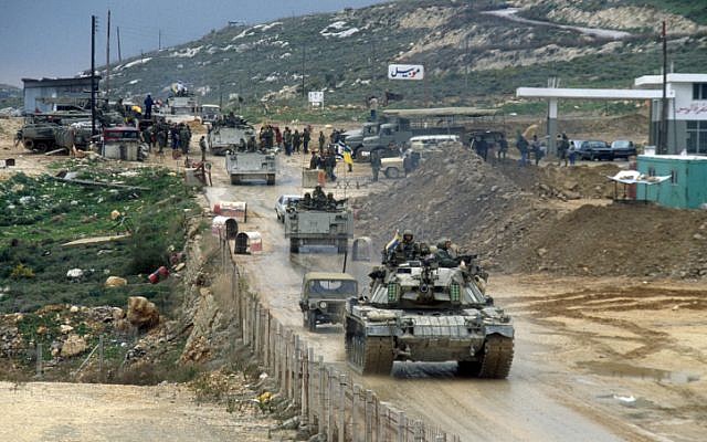 Israeli soldiers crossing the Awali on the way out of Lebanon in 1985 (photo credit: Yossi Zamir/ Flash 90)