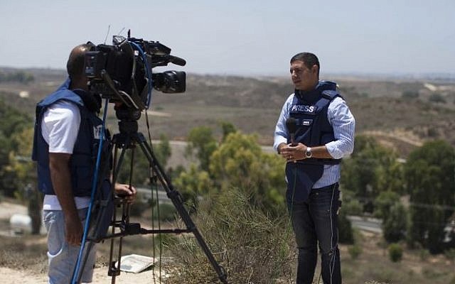 A foreign journalist broadcasting from the Israel-Gaza border, July 9, 2014. (Yonatan Sindel/Flash90)