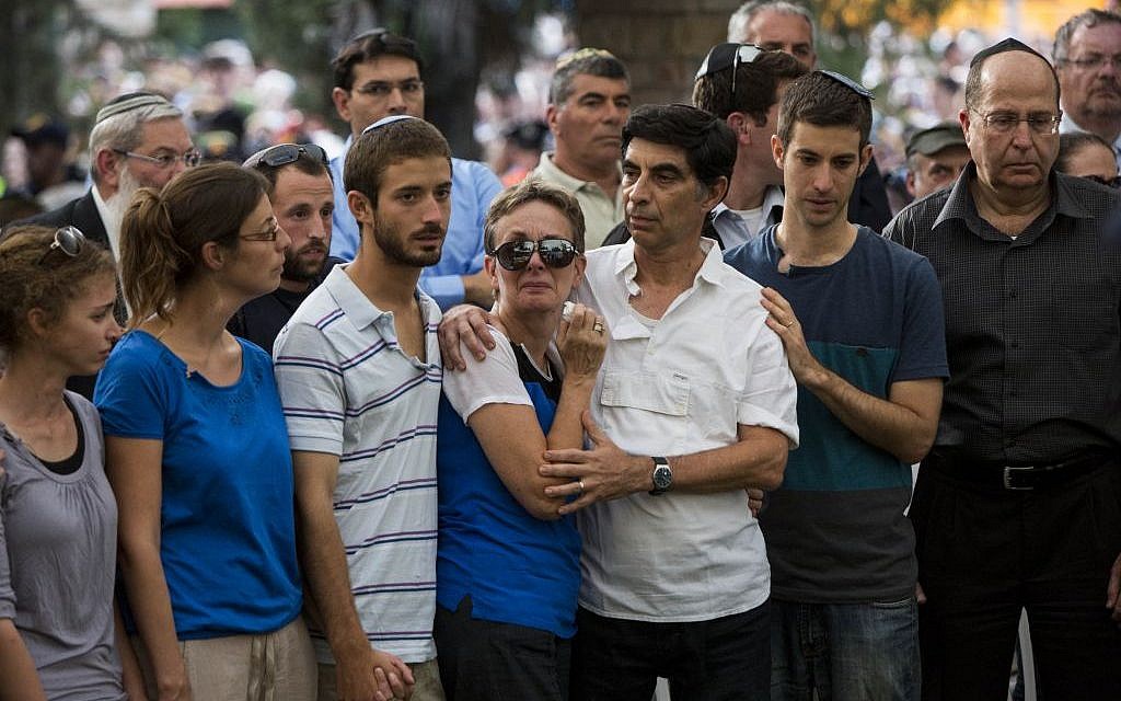 The family of Hadar Goldin at his funeral Sunday August 3, 2014. (photo credit: Yonatan Sindel/Flash90)