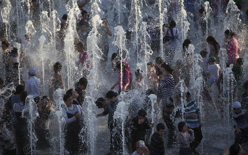 Children play in a water fountain on a hot summer day near the Tower of David in the Old City of Jerusalem on August 14, 2014 (Photo credit: Yonatan Sindel/Flash90)