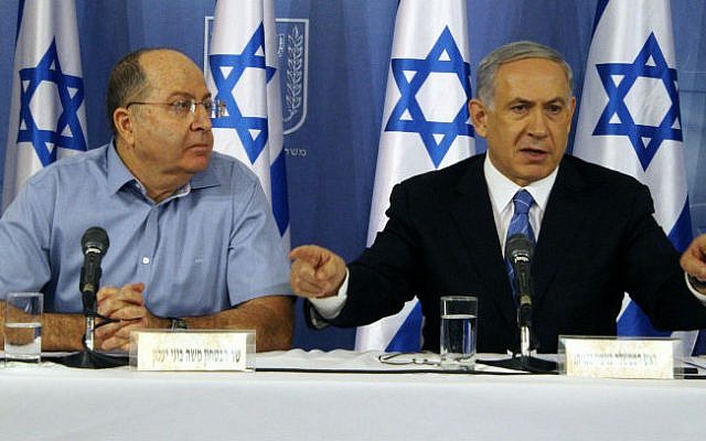 Prime Minister Benjamin Netanyahu (R) and Israeli Minister Moshe Ya'alon speak at a press conference at the Ministry of Defense in Tel Aviv on August 20, 2014. (photo credit: Flash90) 