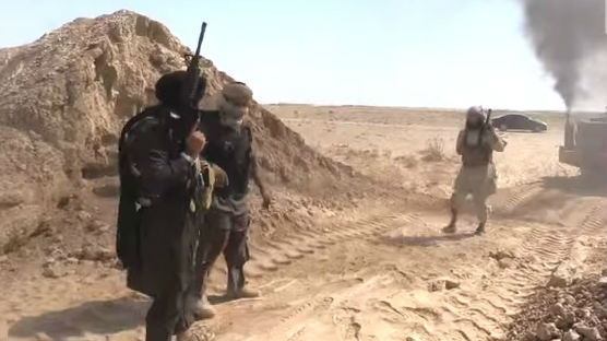 Islamic State fighters on the Iraq-Syria border (screen capture: YouTube/VICE) 