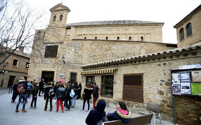 Children stand near the 'El Transito' synagogue and Sephardic Museum in Toledo, Spain on February 27, 2014. (photo credit: AFP/Gerard Julien)