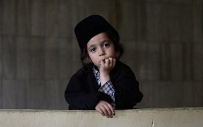A child member of the ultra-Orthodox 'Lev Tahor' Jewish sect, looks on at the building where the group was staying in Guatemala City on September 2, 2014. (photo credit: AFP/Johan ORDONEZ)