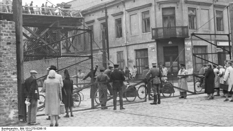 The Warsaw Ghetto in 1942 (Photo credit: CC-BY-SA Bundesarchiv, Bild 101I-270-0298-10 / Amthor)