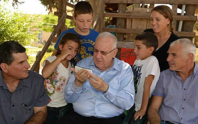 Israeli president Reuven Rivlin meets with families from the Eshkol Regional Council on September 17, 2014. (photo credit: Mark Neyman/Flash90)