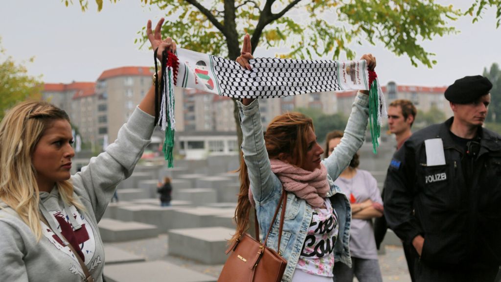 Islamic and anti-Israel activists waved Palestinian flags and anti-Israel posters at the Berlin rally against anti-Semitism's edges on September 14, 2014. (Micki Weinberg/The Times of Israel)