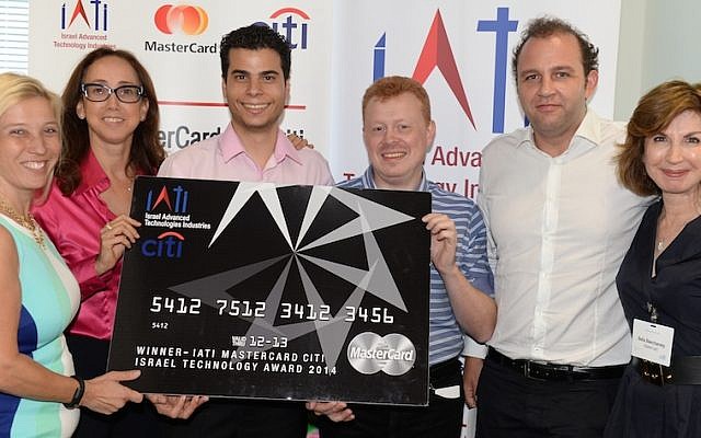 Israeli start-up Pricence accepts first prize in the 2014 MasterCard Israel Technology Award event. (Courtesy)