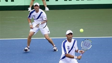 Jonathan Erlich watches as his team mate Andy Ram, of Israel, returns the ball to the team from Argentina during the Davis Cup match in Sunrise, Florida, on Saturday, September 13, 2014. (photo credit: AP/J. Pat Carter)