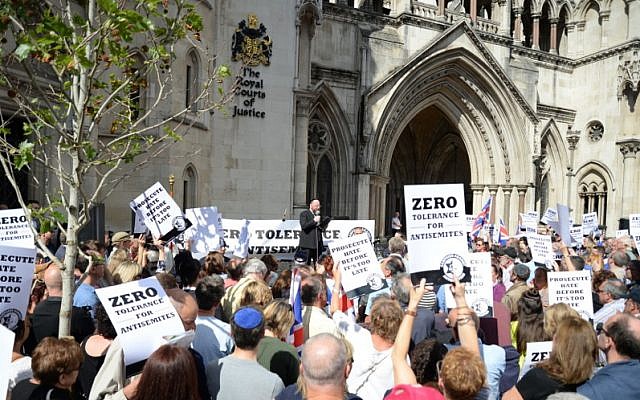 Chief Rabbi Ephraim Mirvis addresses London's anti- anti-Semitism rally Sunday, August 31, 2014. (courtesy Adam Arnold)
